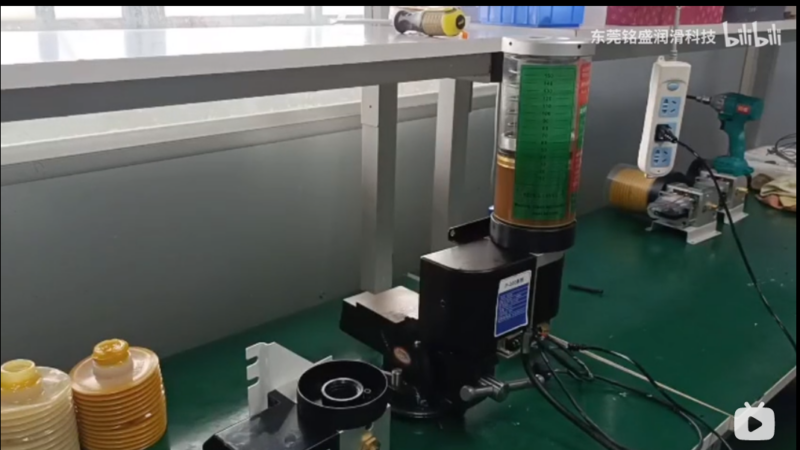 一款可拆卸P200電動潤滑泵，讓加油更加方便。